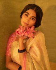 Classy Vintage Beauty Pooja Hegde in an Ivory Silk Saree with a Pink Border and Two Toned Blouse Photos 08