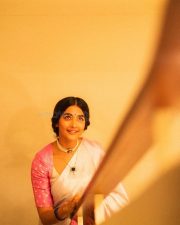 Classy Vintage Beauty Pooja Hegde in an Ivory Silk Saree with a Pink Border and Two Toned Blouse Photos 09
