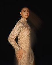 Dazzling Alia Bhatt in a Gold Glittering Bodycon Naked Dress Pictures 02