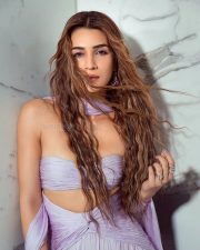 Dazzling Bollywood Heroine Kriti Sanon in a Strapless Lavender Gown Photos 05