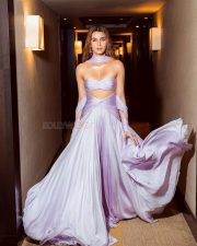 Dazzling Bollywood Heroine Kriti Sanon in a Strapless Lavender Gown Photos 06