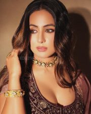 Dazzling Hina Khan Sexy Pictures 01