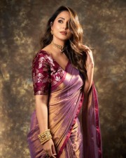Dazzling Hina Khan in a Pink Tissue Designer Saree Photos 01