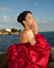 Dazzling Jacqueline Fernandez in a Red Corseted Couture Gown at Cannes Film Festival 2025 Photos 05