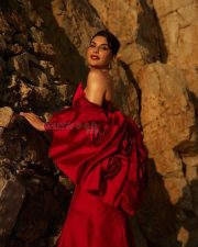Dazzling Jacqueline Fernandez in a Red Corseted Couture Gown at Cannes Film Festival 2025 Photos 08