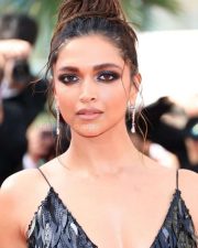 Deepika Padukone Red Carpet Cleavage in Black Photo 01