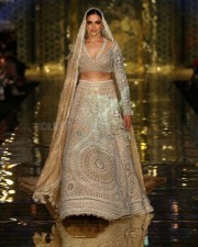 Deepika Padukone in a Gorgeous Dress Rampwalk Photo 01