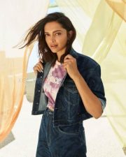 Deepika Padukone in a Peace Tshirt Picture 01
