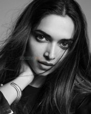 Deepika Padukone in a Sexy Black and White Closeup Photo 01 Deepika Padukone in a Sexy Black and White Closeup Photo 01