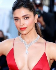 Deepika Padukone revealing her cleavage in a red gown 01