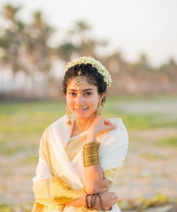 Dhee 4 Actress Sai Pallavi Traditional Saree Pictures 01