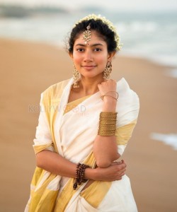 Dhee 4 Actress Sai Pallavi Traditional Saree Pictures 03