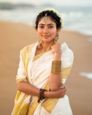 Dhee 4 Actress Sai Pallavi Traditional Saree Pictures 03