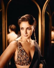 Drop Dead Gorgeous Alia Bhatt in a Black Backless Saree Pictures 03