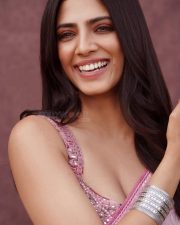 Drop dead Gorgeous Malavika Mohanan in a Pink Handwoven Cotton Saree with Sleeveless Blouse Photos 02 Drop dead Gorgeous Malavika Mohanan in a Pink Handwoven Cotton Saree with Sleeveless Blouse Photos 02