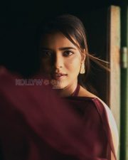 Elegant Actress Aishwarya Rajesh in a Maroon Draped Saree Gown Photos 02 Elegant Actress Aishwarya Rajesh in a Maroon Draped Saree Gown Photos 02