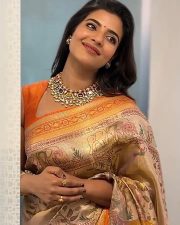 Elegant Aishwarya Rajesh in a Traditional Silk Saree Pictures 01