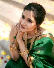 Elegant Sakshi Agarwal in a Green Handwoven Mangalagiri Silk Cotton Saree Photos 01