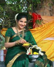 Elegant Sakshi Agarwal in a Green Handwoven Mangalagiri Silk Cotton Saree Photos 02