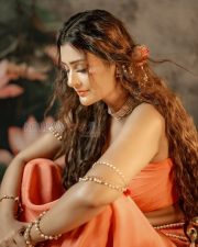 Entrancing Payal Rajput Cleavage in a Peach Orange Strapless Saree Photos 03