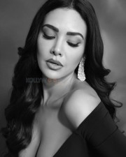 Erotic Esha Gupta Black and White Photoshoot Stills 01