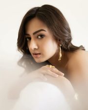 Gangers Heroine Catherine Tresa in a Black Strapless Gown Pictures 01