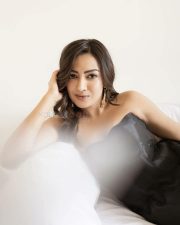 Gangers Heroine Catherine Tresa in a Black Strapless Gown Pictures 03