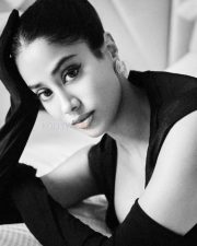 Glam Janhvi Kapoor in a Black Vintage Corset Style Body Hugging Sleeveless Dress Pictures 03