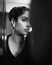 Glam Janhvi Kapoor in a Black Vintage Corset Style Body Hugging Sleeveless Dress Pictures 04
