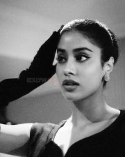Glam Janhvi Kapoor in a Black Vintage Corset Style Body Hugging Sleeveless Dress Pictures 05