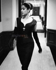 Glam Janhvi Kapoor in a Black Vintage Corset Style Body Hugging Sleeveless Dress Pictures 06