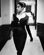 Glam Janhvi Kapoor in a Black Vintage Corset Style Body Hugging Sleeveless Dress Pictures 06 Glam Janhvi Kapoor in a Black Vintage Corset Style Body Hugging Sleeveless Dress Pictures 06