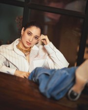 Glam Tamannaah Bhatia in a Casual Off White Cropped Shirt with Black Bra and Blue Denim Jeans Pictures 04