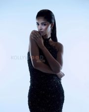 Glamorous Actress Ananya Panday in a Black Sequined Halterneck Gown Photos 02