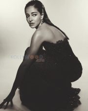 Glamorous Actress Ananya Panday in a Black Sequined Halterneck Gown Photos 04