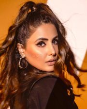 Glamorous Hina Khan in Short Black Dress Pictures 01