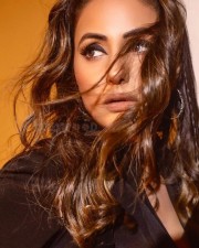 Glamorous Hina Khan in Short Black Dress Pictures 03