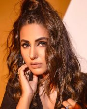 Glamorous Hina Khan in Short Black Dress Pictures 05