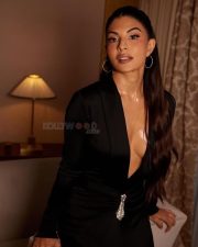 Glamorous Jacqueline Fernandez in a Deep Neck Black Gown at Paris Fashion Week Pictures 02