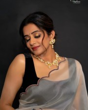 Glamorous Priyamani in a White Transparent Saree with Black Sleeveless Blouse Pictures 04