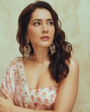 Glamorous Raashi Khanna in a Light Pink Floral Saree with a Bandeau Tube Strapless Blouse Photos 09 Glamorous Raashi Khanna in a Light Pink Floral Saree with a Bandeau Tube Strapless Blouse Photos 09