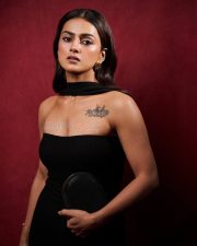 Glamorous Shraddha Srinath in a Stylish Strapless Long Black Dress Pictures 04