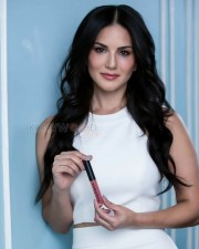 Glamour Actress Sunny Leone New Pictures