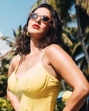 Glamour Doll Sunny Leone Hot Pictures 01