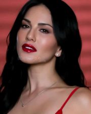 Glamour Doll Sunny Leone Hot Pictures 11