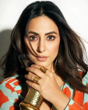Gorgeous Hina Khan in a Green Saree with a Plunging Blouse Pictures 01