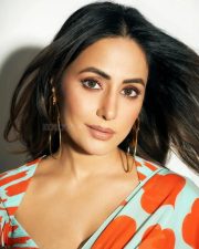 Gorgeous Hina Khan in a Green Saree with a Plunging Blouse Pictures 02
