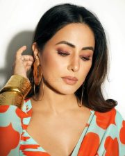 Gorgeous Hina Khan in a Green Saree with a Plunging Blouse Pictures 03