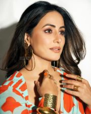 Gorgeous Hina Khan in a Green Saree with a Plunging Blouse Pictures 04