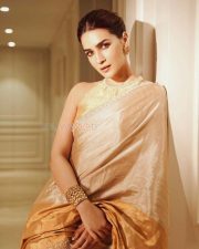 Gorgeous Kriti Sanon in an Ivory Cream Silk Saree Photos 03 Gorgeous Kriti Sanon in an Ivory Cream Silk Saree Photos 03